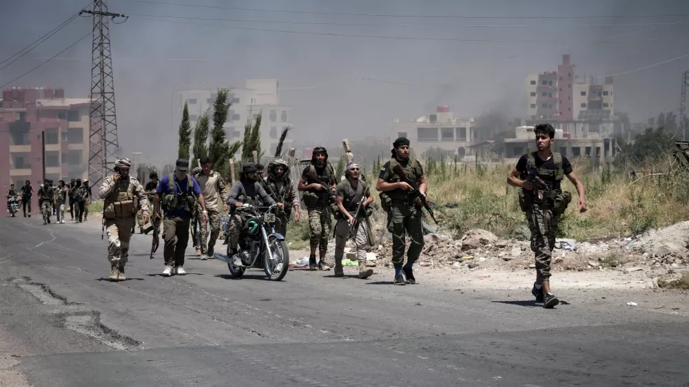 19 July 2025, Syria, As Suwayda: Bedouin and tribal fighters gather in the city of As-Suwayda, as smoke rises from burning houses amid clashes between tribal fighters and local Druze factions in southern Syria. Fear and shock grip the province following the escalation of isolated clashes into one of the deadliest outbreaks of violence the region has seen in years. Photo: Moawia Atrash/dpa