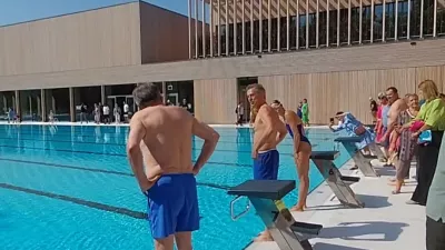 Zoran Janković, Robert Golob in Neža Klančnik so prvi poskakali v bazen. Foto: Vesna Levičnik