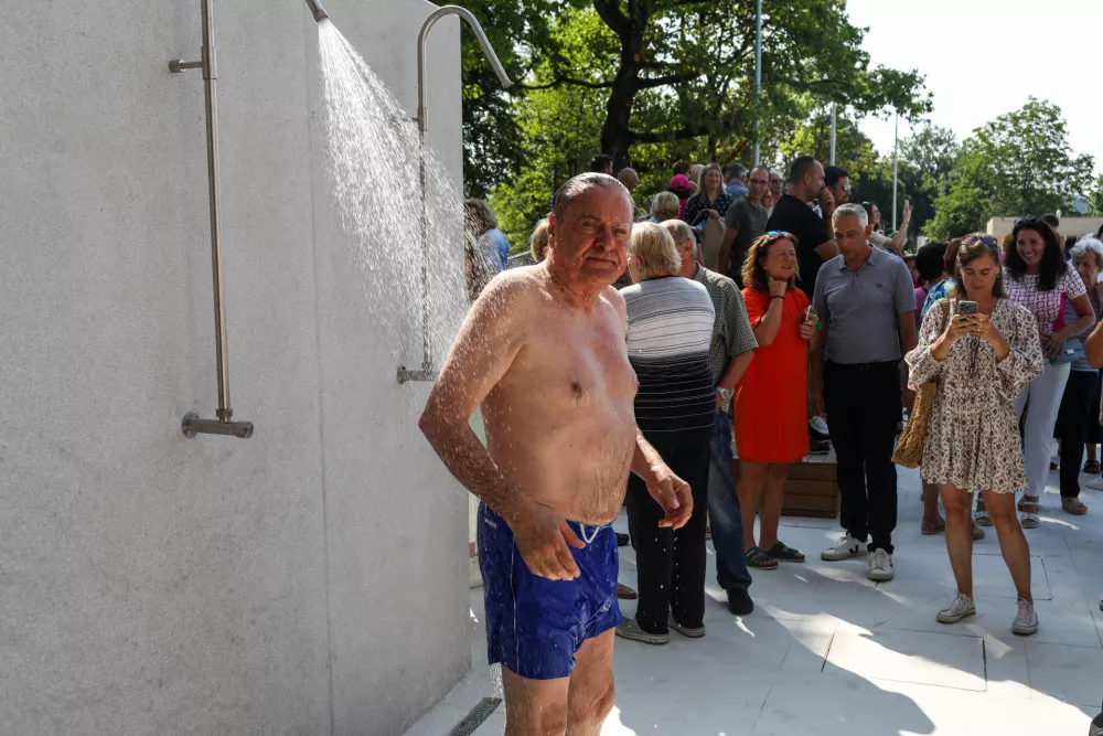 - Zoran Janković, župan MOL, zgoraj brez pod tušem,- 20.07.2025. - Svečana otvoritev prenovljenega bazena Vevče.//FOTO: Bojan Velikonja