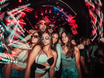 Freshwave 2025 prinaša pet festivalskih odrov in več kot 70 izvajalcev, ki bodo tri dni ustvarjali festivalsko zgodbo z ritmom, svetlobo in energijo. F Vukobrat Djuro