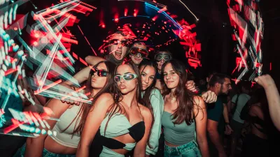 Freshwave 2025 prinaša pet festivalskih odrov in več kot 70 izvajalcev, ki bodo tri dni ustvarjali festivalsko zgodbo z ritmom, svetlobo in energijo. F Vukobrat Djuro