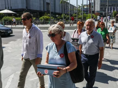 - Dušan Keber., - Igor Pribac, - 17.07.2023 - avtorji zakona o pomoči pri prostovoljnem končanju življenja so oddali zbrane podpise volivcev in volivk v zakonodajni postopek; - predlog zakona o dolgotrajni oskrbi,- Evtanazija //FOTO: Bojan Velikonja