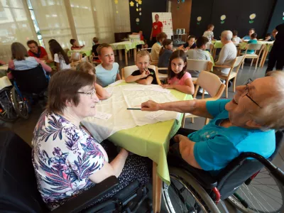 Otroci v trnovskem domu starejših