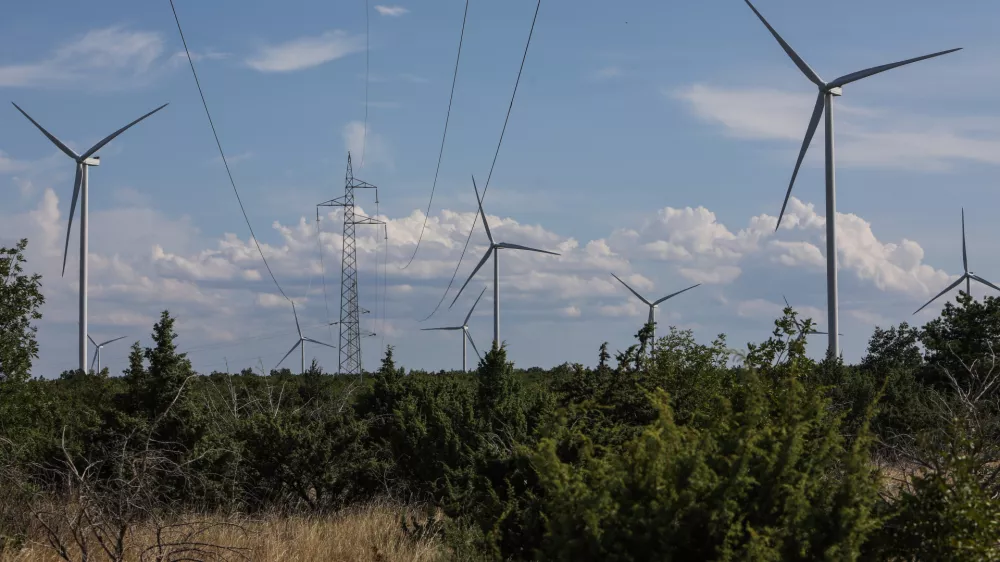 - Vetrna elektrarna, obnovljivi viri energije. - 24.07.2024. - Vetrna elektrarna Pađene v bližini Knina na Hrvaškem je največja vetrna elektrarna na Hrvaškem.//FOTO: Bojan VelikonjaOPOMBA: ZA OBJAVO V OBJEKTIVU!!!!