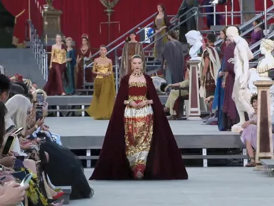 Dolce in Gabbana sta svojo najnovejšo predstavitev kolekcije Alta Moda predstavila kar v rimskem forumu. F press Dolce&Gabbana 