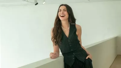 Andy Sachs je bila v 2000-ih nekakšna modna ikona, zdaj pa bomo končno videli, kako se bo spopadla z novimi trendi – sodeč po tej kombinaciji bo modna ikona tudi v 2020-ih. F /IG AnneHathaway