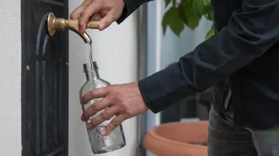 ﻿- simbolična fotografija - polnjenje steklenice Mestnega muzeja, ki se imenuje Muzejska voda – voda za prihodnost, z muzejsko vodo v Mestnem muzeju v Ljubljani.- 23.06.2015 - Razstava z naslovom VODA/WATER v Mestnem muzeju - prikazan pomen vode za preživetje, njena vloga v naravnem vodnem krogu in v ekologiji//FOTO: Maja Marko