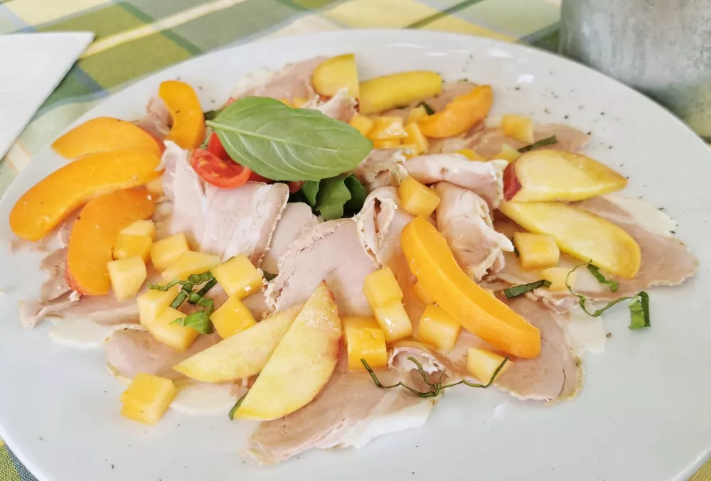 Hladna solata s svinjino, Gostilna Koršič