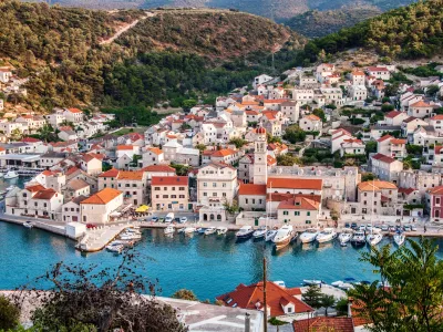 ﻿Nova 135 km dolga krožna pohodniška in turistična pot Brača bo povezovala 12 najprivlačnejših zgodovinskih znamenitosti in večino slikovitih krajev tega največjega srednjedalmatinskega otoka. Via Brattia je izziv za rekreativce in pohodnike, ki bodo na njej zbirali žige, pa tudi za prave pustolovce v iskanju nove izkušnje. Zraven cerkva sv. Spiridon nedaleč od Sutivana in St. Martin nad Boboviščem, privlačna puščava Blaca, dominikanski samostan v Bolu in frančiškanski samostan v Sumartinu, bazilika sv. Ivan, zaliv Lovrečina z ostanki bazilike sv. Lovra in Mirja nad Postirjem, na najdaljši turistični poti Brača so Zmajeva jama nad Murvico, kjer so živeli glagoljaški duhovniki, Podsmrcevik - ena od petih zaselkovskih vasi, kamnoseška šola v Pučiščih in Muzej otoka Brača v Skripu. Če si želite ogledati vseh teh 12 izjemnih krajev na Via Brattia, morate skozi večino mest Brač - od tistih najbolj znanih turističnih središč, kot so Supetar, Milna in Bol, do krajev, kot so Mirca ali Ložišće, pa tudi do najlepših zalivov - Smrka, Faro, Rasotica in Lovrečina.