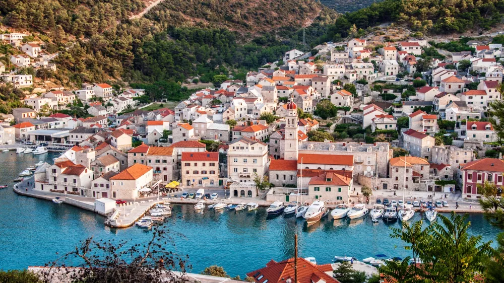 ﻿Nova 135 km dolga krožna pohodniška in turistična pot Brača bo povezovala 12 najprivlačnejših zgodovinskih znamenitosti in večino slikovitih krajev tega največjega srednjedalmatinskega otoka. Via Brattia je izziv za rekreativce in pohodnike, ki bodo na njej zbirali žige, pa tudi za prave pustolovce v iskanju nove izkušnje. Zraven cerkva sv. Spiridon nedaleč od Sutivana in St. Martin nad Boboviščem, privlačna puščava Blaca, dominikanski samostan v Bolu in frančiškanski samostan v Sumartinu, bazilika sv. Ivan, zaliv Lovrečina z ostanki bazilike sv. Lovra in Mirja nad Postirjem, na najdaljši turistični poti Brača so Zmajeva jama nad Murvico, kjer so živeli glagoljaški duhovniki, Podsmrcevik - ena od petih zaselkovskih vasi, kamnoseška šola v Pučiščih in Muzej otoka Brača v Skripu. Če si želite ogledati vseh teh 12 izjemnih krajev na Via Brattia, morate skozi večino mest Brač - od tistih najbolj znanih turističnih središč, kot so Supetar, Milna in Bol, do krajev, kot so Mirca ali Ložišće, pa tudi do najlepših zalivov - Smrka, Faro, Rasotica in Lovrečina.