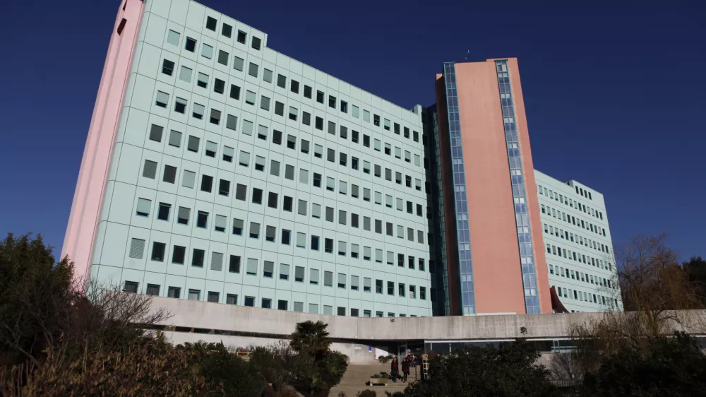 - Splošna bolnišnica "Dr. Franca Derganca" - Nova Gorica - Ul. Padlih borcev 14, - Šempeter pri Gorici  //FOTO: Luka Cjuha 