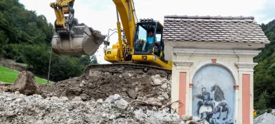 - v plazu zasuta kapelica.- Črna pri Kamniku - odpravljanje posledic poplav – sanacija škode -- PREGLED LETA 2023  - 08.08.2023 – najhujša naravna ujma v zgodovini Slovenije - prizadeti dve tretjini države - ujma - poplave – zemeljski plazovi – //FOTO: Bojan Velikonja