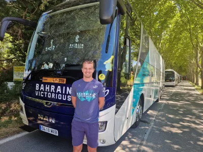 Aljaž Omrzel je zadolžen za varen prevoz kolesarjev ekipe Bahrain-Victorious do starta in nato od cilja do hotela. 