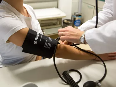 ﻿- 21.11.2017, Ljubljana - zdravstvo, ambulanta, zdravnik, merjenje krvnega tlaka, pritiska, ordinacija, kartoteke, predalnikFoto: Matjaž Rušt