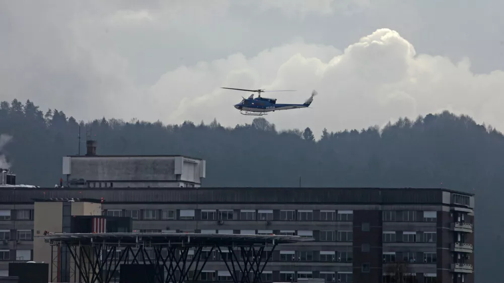 ﻿- helikopter - Heliport UKC 2013 - heliodrom - pristajališče za helikopterje na strehi Kliničnega centra v Ljubljani - stavba //FOTO: Luka Cjuha