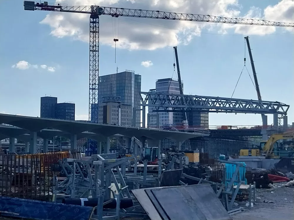 prvi del strešne konstrukcije na novi železniški postaji Ljubljana