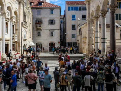 - Trg pred Dioklecijanovo palačo v Splitu.- Turizem, turisti, množični turizem,- Hrvaška,- 27.05.2025. - Reportaža o Jadranski magistrali ob 60. obletnici izgradnje in 70. obletnici začetka gradnje.- Jadranska magistrala, cesta, hrvaška obala.OPOMBA: ZA OBJAVO V OBJEKTIVU!//FOTO: Bojan Velikonja