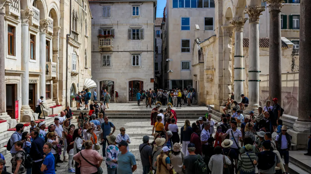 - Trg pred Dioklecijanovo palačo v Splitu.- Turizem, turisti, množični turizem,- Hrvaška,- 27.05.2025. - Reportaža o Jadranski magistrali ob 60. obletnici izgradnje in 70. obletnici začetka gradnje.- Jadranska magistrala, cesta, hrvaška obala.OPOMBA: ZA OBJAVO V OBJEKTIVU!//FOTO: Bojan Velikonja