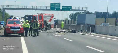 Ultralahko letalo je strmoglavilo na avtocesto v Brescii v Italiji. 