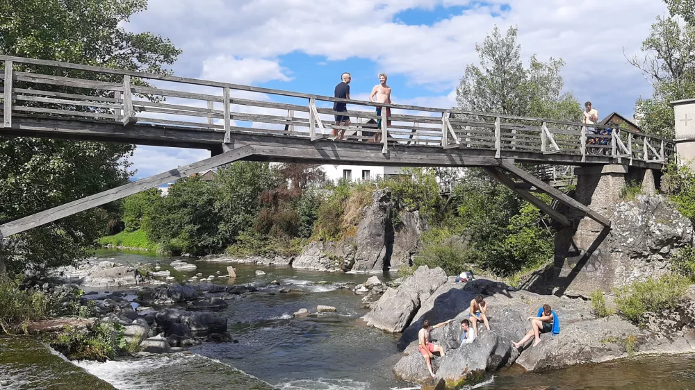 Kopanje v Poljanski Sori je odsvetovano