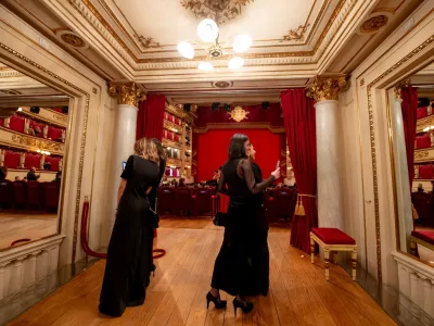 Ikonično milansko gledališče Teatro alla Scala je sprožilo pravo malo modno vojno proti – japonkam. / Foto: Profimedia
