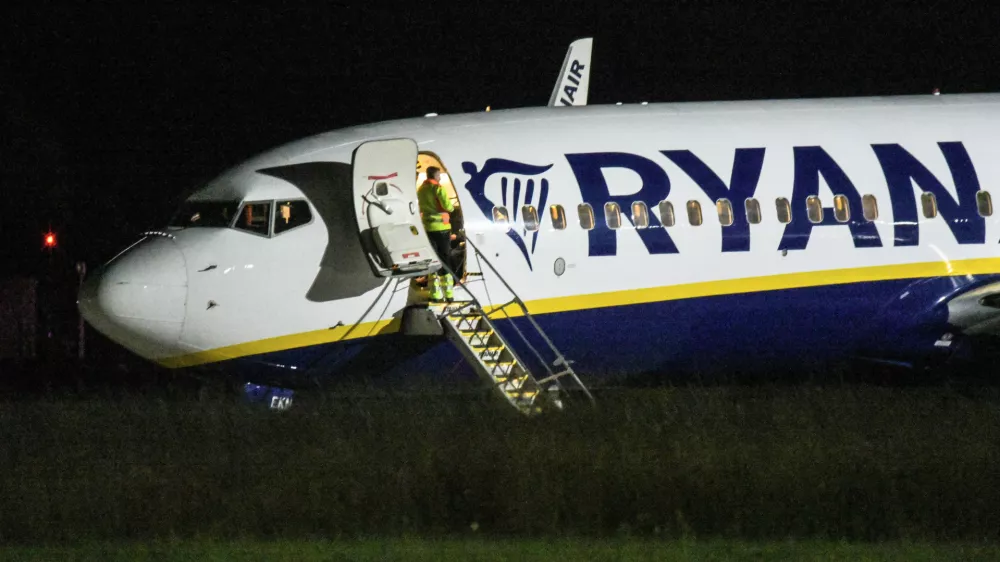 04 June 2025, Bavaria, Memmingen: A Ryanair passenger jet stands on the apron at Memmingen Airport. The plane was traveling from Berlin to Milan when it hit turbulence. Several people were injured and rescue teams were deployed at the airport in Unterallgaeu. Photo: Jason Tschepljakow/dpa