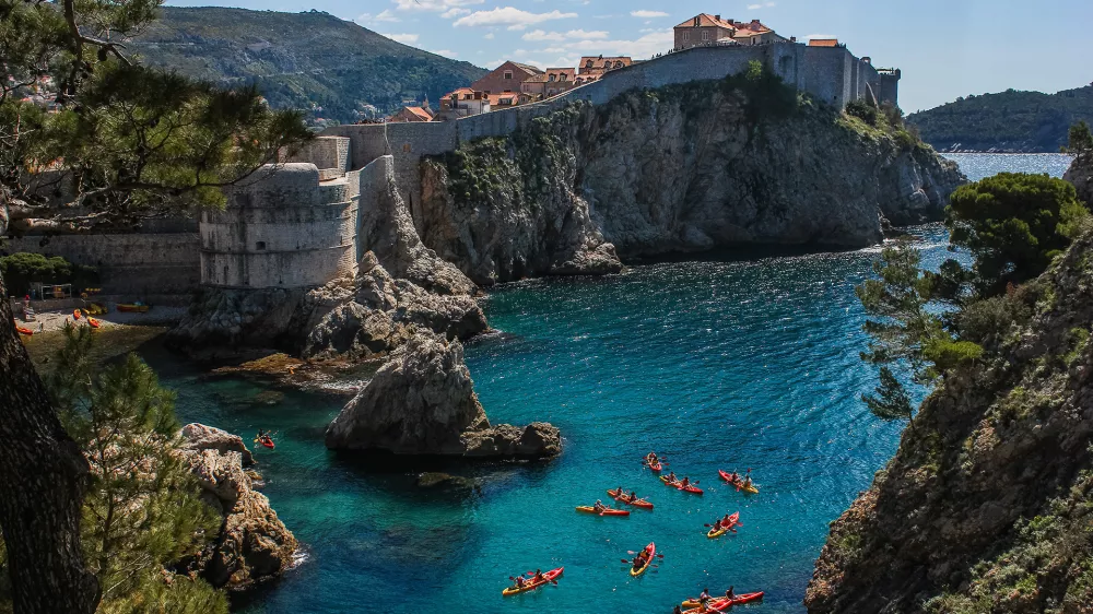 Pogled na zahodno pristanišče Dubrovnika in starodavno mestno obzidje (Foto: Shutterstock)
