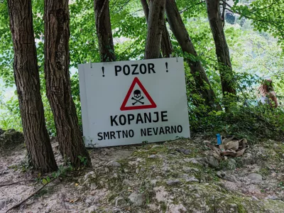 ﻿Soča, Solkan, opozorilne table za kopalce o nevarnem odseku