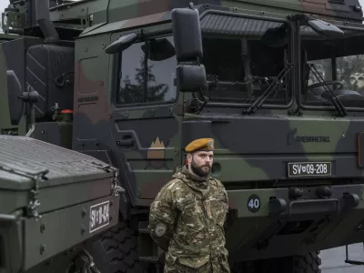 - simbolična fotografija – vojaki SV -- 31.03.2023 – Slovenska vojska (SV) - Vojašnica Ivana Cankarja Vrhnika - obisk predsednice republike v okviru katerega se je seznanila s stanjem pripravljenosti Slovenske vojske v letu 2022, //FOTO: Jaka Gasar