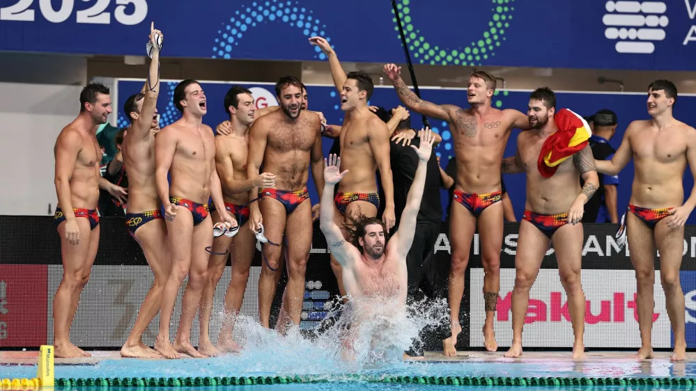Water Polo - World Aquatics Championships - Men - Final - Spain v Hungary - OCBC Aquatic Centre, Singapore - July 24, 2025 Spain players celebrate after winning gold REUTERS/Jeremy Lee