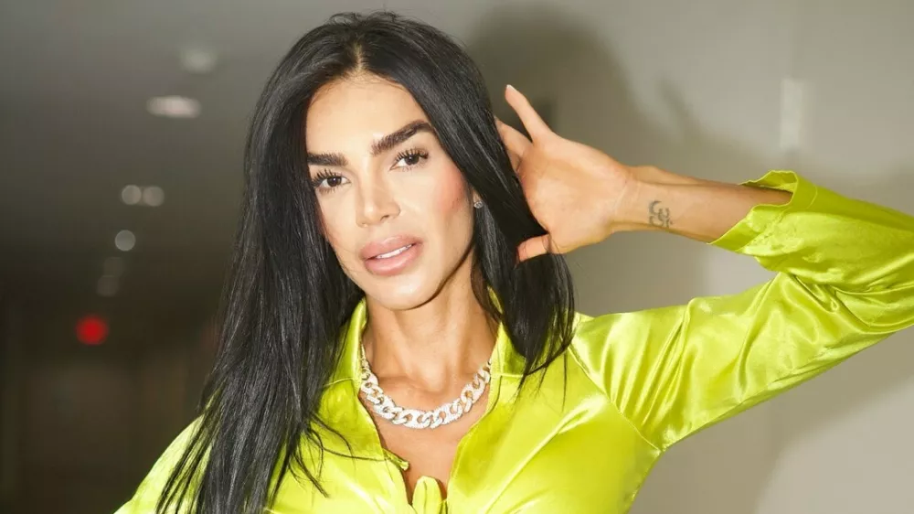 EXCLUSIVE: Story from Jam Press (Worlds Smallest Waist)VIDEO: 'I've spent m to have the world's smallest waist – I wear a corset up to 23 hours a day and men love my exotic figure'A woman who claims to have spent m to achieve the world's smallest waist wears a corset up to 23 hours a day – only taking it off to shower – and says men love her "exotic figure".Aleira Avendano's waist measures at just 18 inches.The 33-year-old has achieved her controversial physique by wearing a tight corset for the last 17 years.Her goal? To have the world's smallest waist – a title which currently belongs to Cathie Jung at 15 inches.Aleira has already pushed her body to its limit, though, with her organs "shifting and adjusting" to different positions.But she's not ready to give up just yet, no matter how difficult it gets."I find it challenging when it comes to buying clothes, as nothing fits," the yoga teacher told NeedToKnow."My sizes are unique, and I have naturally wide hips."So I have to have clothes custom-made for me."It's been a major investment – enhancements, treatments and healthy food."A huge commitment."Honestly, my body should be insured."Aleira, who lives in Miami, Florida, US, has spent in excess of m altering her waist, with a further 38,000 on surgical procedures, including seven boob jobs, five nose jobs, bum implants and new teeth.She previously said that every woman "should have plastic surgery to be truly beautiful".And her attitude has remained the same, especially when it comes to achieving a tiny waist.She said: "To all women and men – join the challenge."You won't regret it."With consistency and discipline – yes, wearing it every day – you'll see real changes within months."You'll look unique.24 Jul 2025Pictured: Story from Jam Press (Worlds Smallest Waist)VIDEO: 'I've spent m to have the world's smallest waist – I wear a corset up to 23 hours a day and men love my exotic figure'A woman who claims to have spent m to achieve the world's smallest waist wears a corset up to 23 hours a day – only taking it off to shower – and says men love her "exotic figure".Aleira Avendano's waist measures at just 18 inches.The 33-year-old has achieved her controversial physique by wearing a tight corset for the last 17 years.Her goal? To have the world's smallest waist – a title which currently belongs to Cathie Jung at 15 inches.Aleira has already pushed her body to its limit, though, with her organs "shifting and adjusting" to different positions.But she's not ready to give up just yet, no matter how difficult it gets."I find it challenging when it comes to buying clothes, as nothing fits," the yoga teacher told NeedToKnow."My sizes are unique, and I have naturally.,Image: 1025243484, License: Rights-managed, Restrictions: NO Australia, Germany, Norway, South Korea, Sweden, United Kingdom, United States, Unknown Country, Model Release: no, Pictured: Aleira Avendano