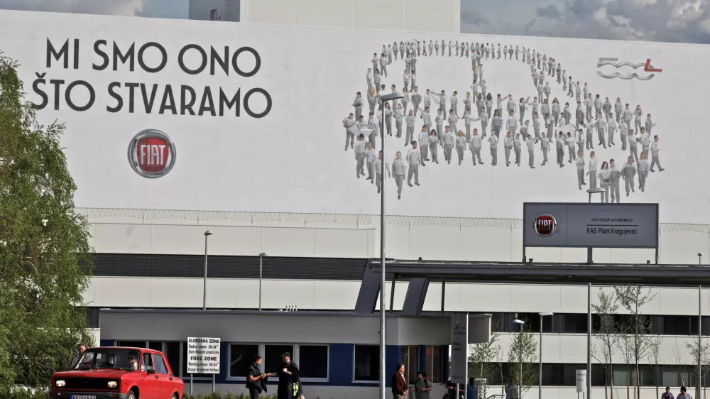 tovarna Fiat Automobili Srbija Kragujevac - proizvodnja modela fiat 500L - SRBIJA 2012 - Kragujevac - predsedni&scaron;ke in parlamentarne volitve v Srbiji - ///FOTO: Luka Cjuha OPOMBA: ZA OBJAVO V PRILOGI &ndash; DNEVNIKOV OBJEKTIV - REPORTAŽA 2012 / Foto: Luka Cjuha