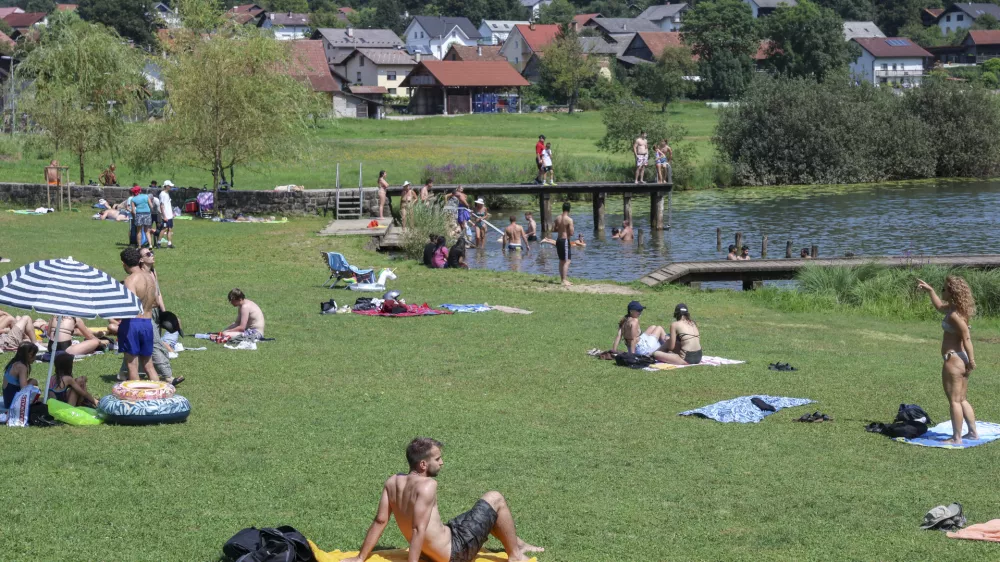 - 21.07.2024 - reportaža Podpeško jezero - poletje, vročina, kopanje, hlajenje, kopalci, obiskovalci, ljudje //FOTO: Jaka Gasar
