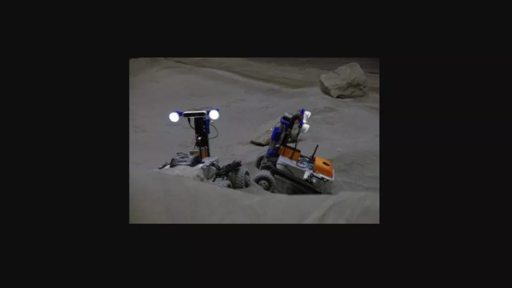 Preizkusi so potekali pri različnih svetlobnih pogojih in z različno številčnimi skupinami robotov. Foto: Fakulteta za strojništvo Univerze v Ljubljani