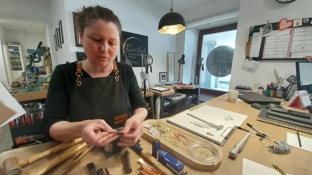 Ustvarjanje slovenske identitete v nakitu