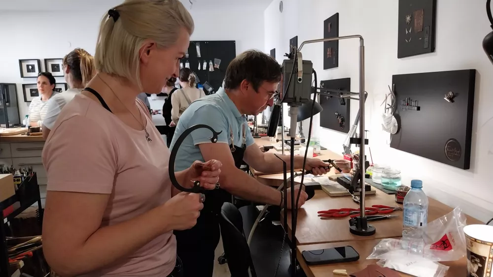 Ustvarjanje slovenske identitete v nakitu