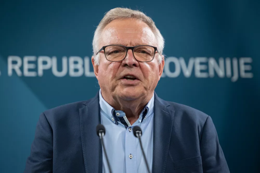 Ljubljana, vlada.Novinarska konferenca pred drugo obletnico ujme, na kateri so med drugim predstavili informacije o izvajanju del na vodotokih, stanje na podrocju odprave skode na obcinski infrastrukturi in podatke o financiranju obnove ter prihodnjih vlaganjih.Minister za naravne vire in prostor Joze Novak.