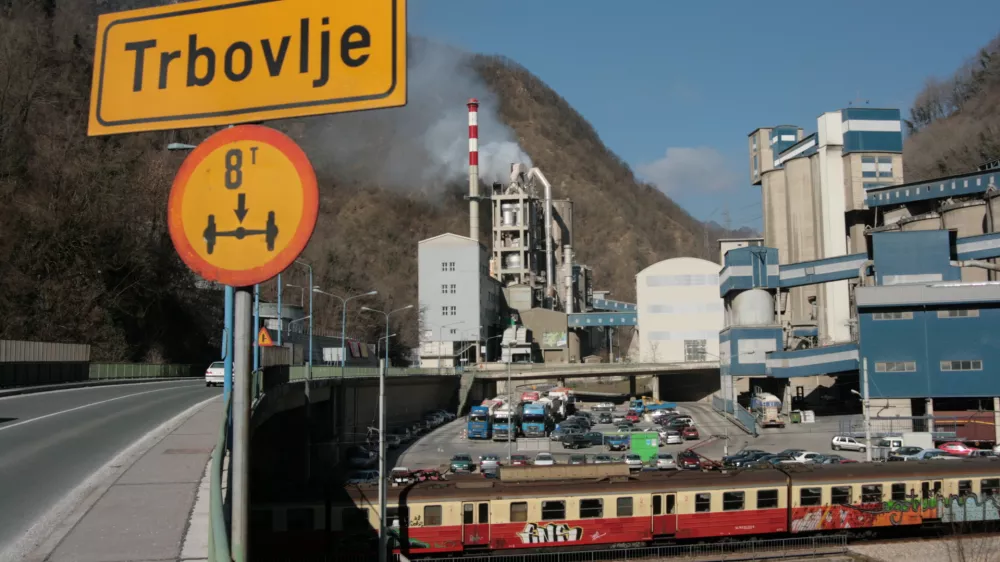 O Holcimu za zaprtimi občinskimi vrati