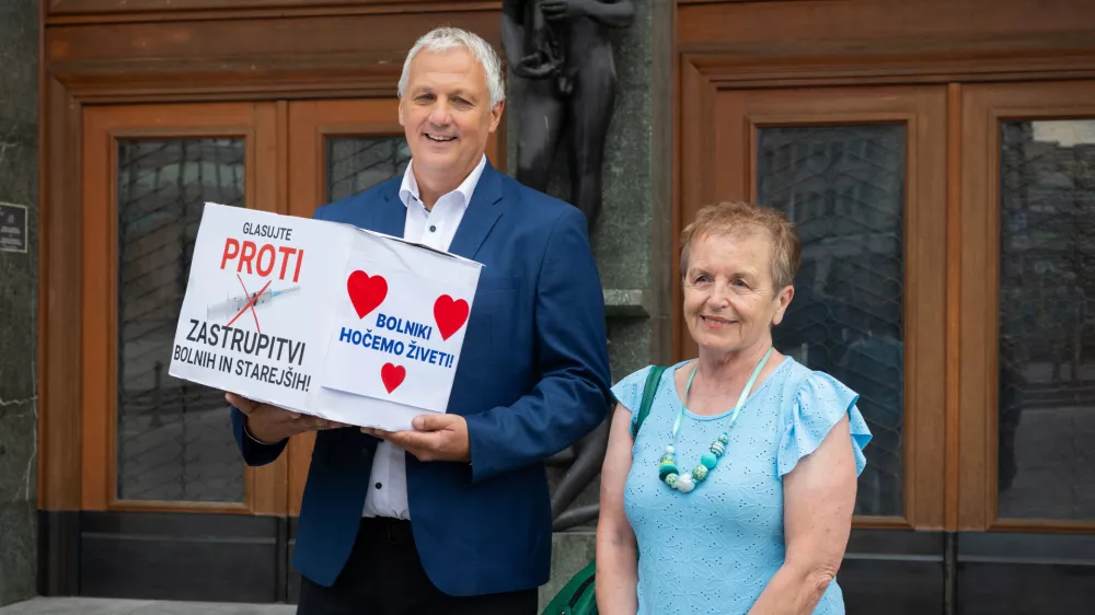 Ljubljana, pred DZ.Prvopodpisana Ales Primc in Milena Miklavcic sta v DZ vlozila vec kot 15.000 podpisov za zacetek postopka za razpis referenduma o pomoci pri prostovoljnem koncanju zivljenja.