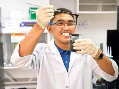 Mark Kennedy Bantugon je otro&scaron;tvo preživel med filipinskimi polji in drevesi, v skupnosti kmetov, kjer je že zgodaj razvijal zanimanje za naravne materiale in iskal nove načine uporabe stvari, ki so jih drugi zavrgli. Iz rastlinskih smol je ustvarjal lepilne zmesi, eksperimentiral z odpadki in sanjal o velikih re&scaron;itvah. Ta ustvarjalni duh ga je vodil tudi kasneje, vse do inovacije, ki bi lahko spremenila svetovno letalsko industrijo. Po diplomi iz letalskega inženirstva leta 2020 se je kot pripravnik pri družbi Lufthansa Technik Philippines srečal z okoljskimi in zdravstvenimi težavami, povezanimi s klasičnimi letalskimi tesnili. Spomnil se je na smolo drevesa pilijevec, stranski produkt parfumske industrije, in prepoznal njen potencial kot naravno in varno surovino. Tako je začel razvijati Pili Seal, letalsko tesnilo iz odpadne rastlinske smole, odporno na gorivo, toploto in pritisk. Razvoj je terjal leta trdega dela in &scaron;tevilna testiranja. Njegovi star&scaron;i so najeli posojilo za varnostne preizkuse, sam pa je pogosto delal do onemoglosti. Leta 2024 je ustanovil podjetje Pili AdheSeal Inc., ki smolo odkupuje od lokalnih kmetov in s tem ustvarja tudi novo gospodarsko priložnost na podeželju. Ostanki proizvodnje se reciklirajo v gnojilo, podjetje pa izvaja tudi program vračila embalaže. Bantugonova inovacija je prejela vrsto mednarodnih nagrad &ndash; med njimi James Dyson Award, ki je Pili Seal uvrstila med najbolj&scaron;ih 20 izumov na svetu, ter nagrado Evropskega patentnega urada za mlade izumitelje. / Foto: Epo