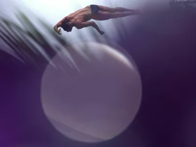 High Diving - World Aquatics Championships - Men 27m - Semifinals - Sentosa Island, Singapore - July 25, 2025 Scott Lazeroff of the U.S. in action REUTERS/Edgar Su  TPX IMAGES OF THE DAY / Foto: Edgar Su