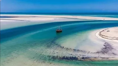 Modrina morja in neba, ki se razteza vse do obzorja. F IG 