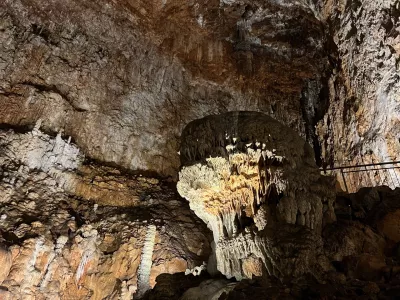 Največja atrakcija jame steber »Ruggero«, največji stalagmit jame. 