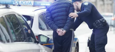 Policist in aretirani osumljenec