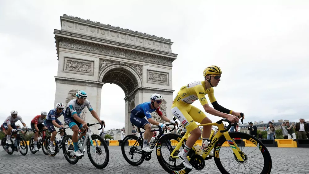 Cycling - Tour de France - Stage 21 - Mantes-la-Ville to Paris - Paris, France - July 27, 2025 UAE Team Emirates XRG's Tadej Pogacar in action with riders as they pass the Arc de Triomphe during Stage 21 REUTERS/Benoit Tessier   TPX IMAGES OF THE DAY