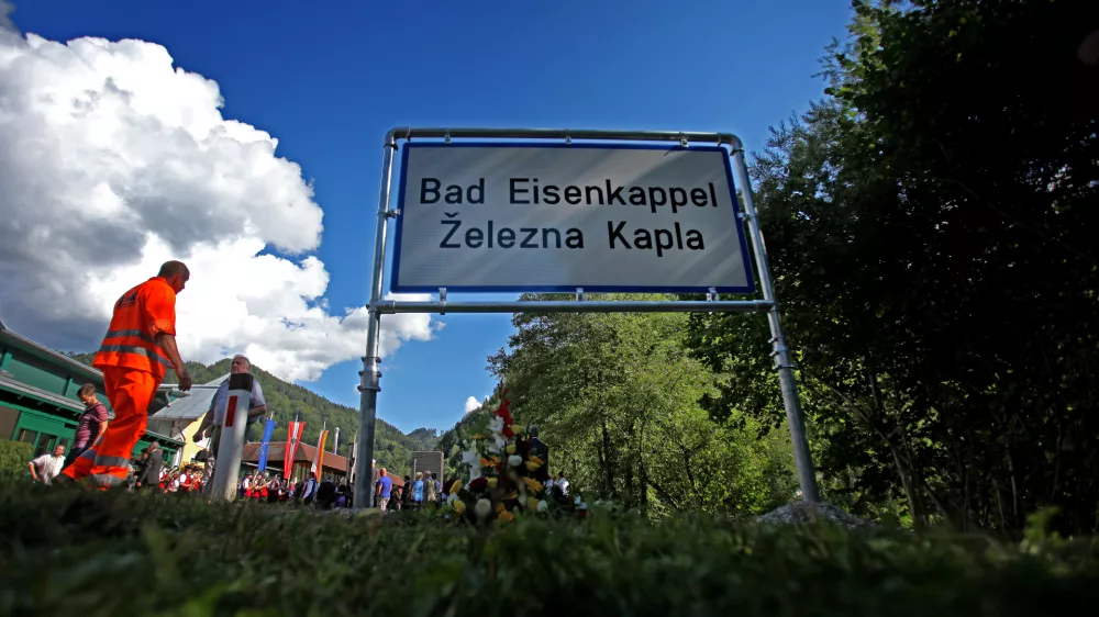 dvojezična krajevna tabla- Avstrijska Koroška 2011- Železna Kapla - postavili prve nove dvojezične krajevne napise //FOTO; Matej Povše