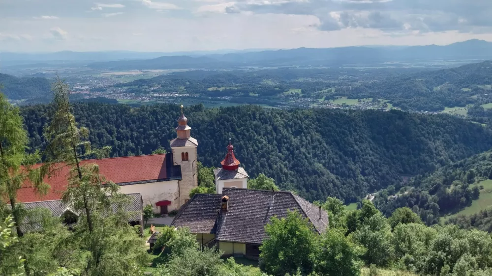 Gotska cerkev Sv. Primoža in Felicijana (12.–15./16. st.) z ohranjenimi srednjeveškimi freskami 