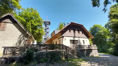 Koča na Planini nad Vrhniko: Gozdni razgled z domačimi štruklji