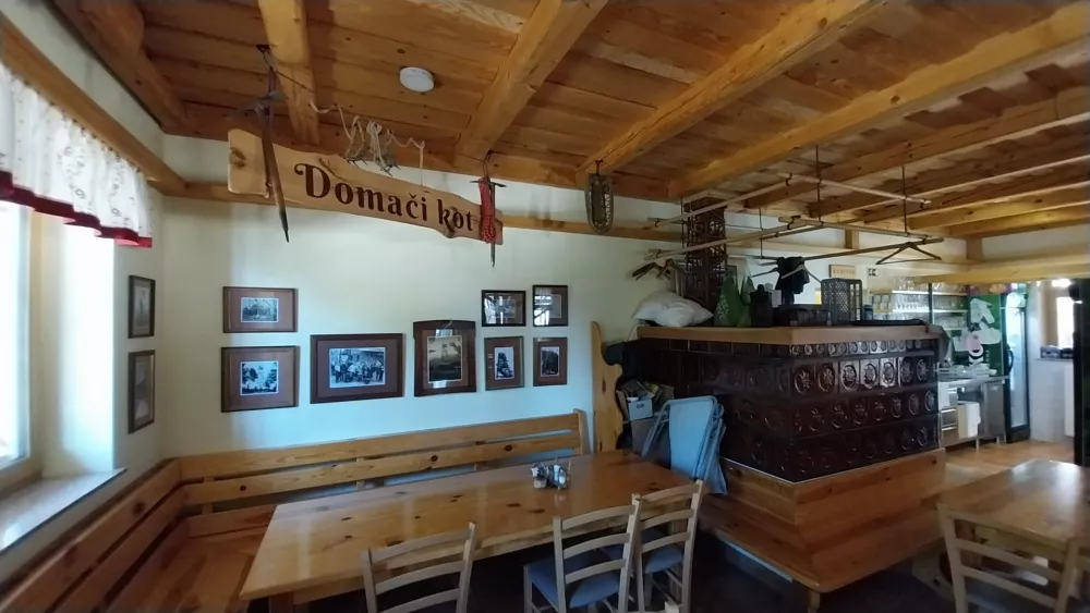 Koča na Planini nad Vrhniko: Gozdni razgled z domačimi štruklji