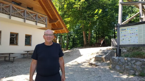 Koča na Planini nad Vrhniko: Gozdni razgled z domačimi štruklji